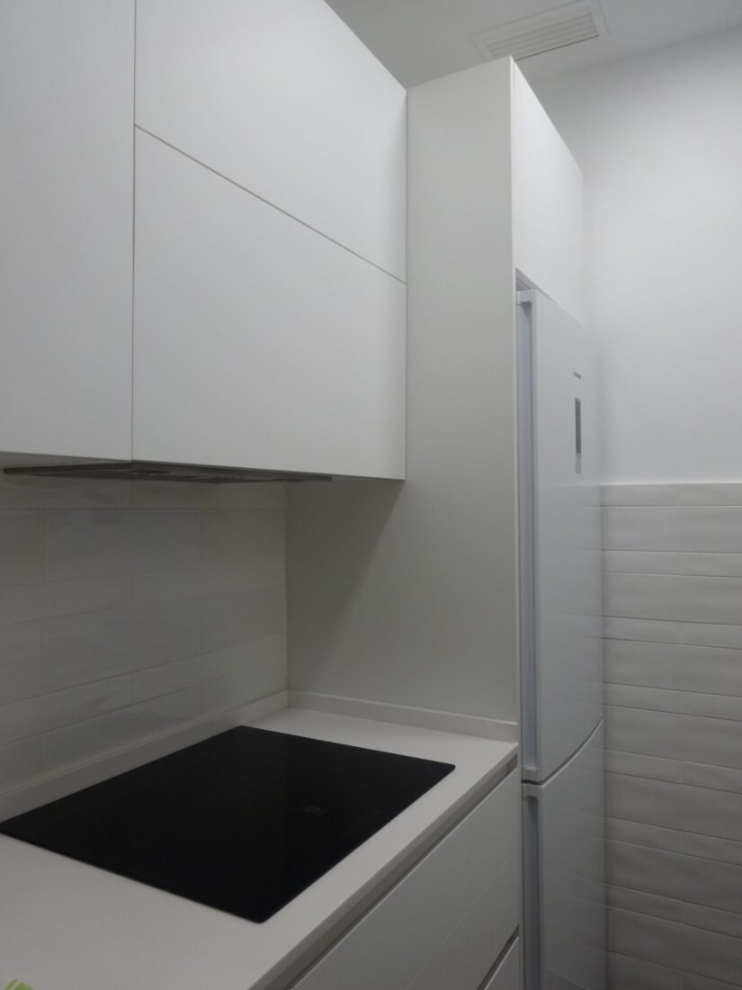Una cocina completa blanca muy pequeña · foto 1