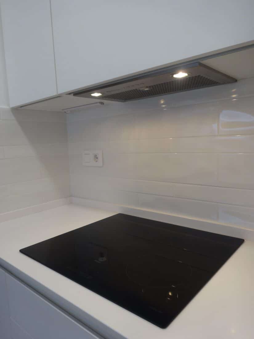 Una cocina completa blanca muy pequeña · foto 10