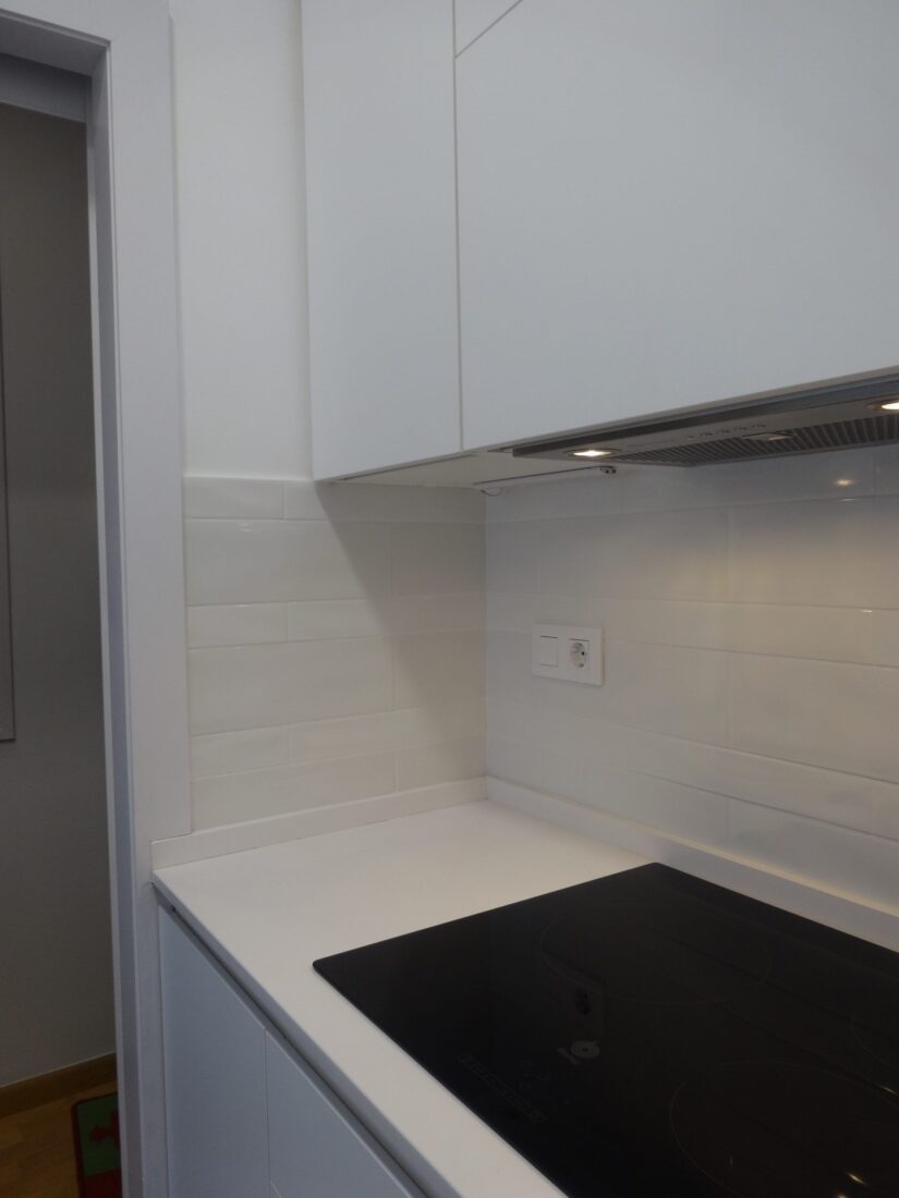 Una cocina completa blanca muy pequeña · foto 11