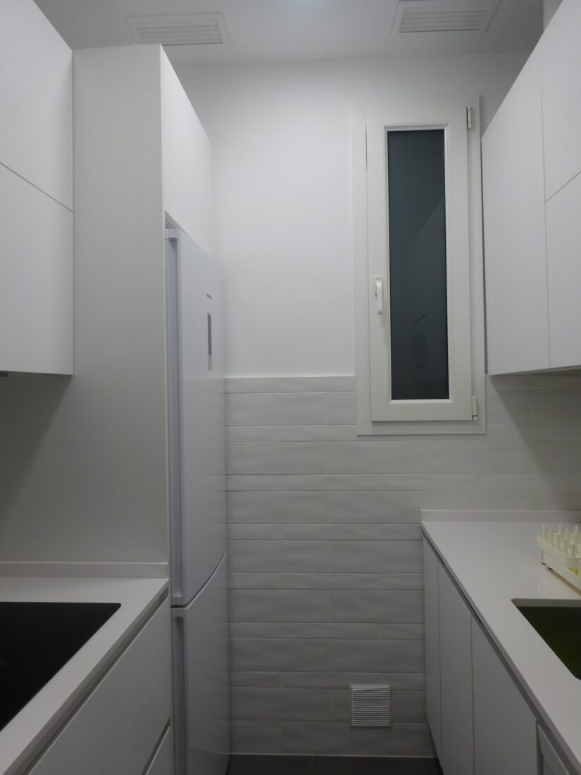 Una cocina completa blanca muy pequeña · foto 2