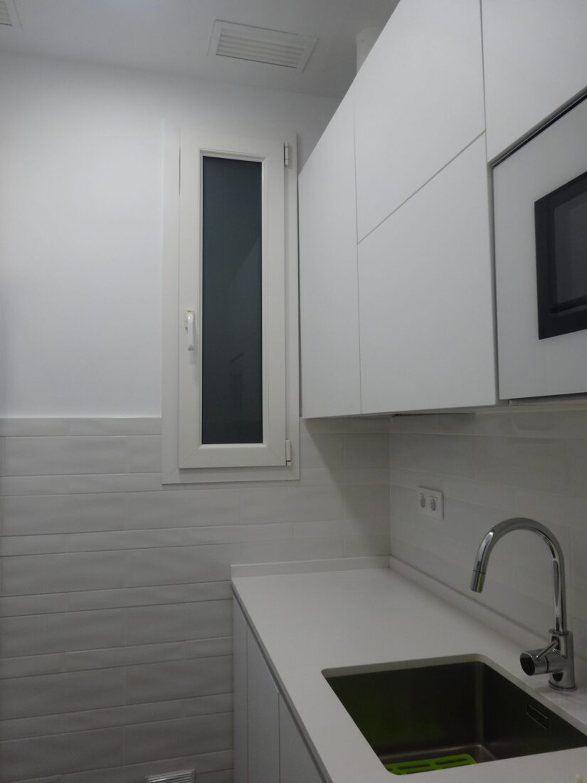 Una cocina completa blanca muy pequeña · foto 3