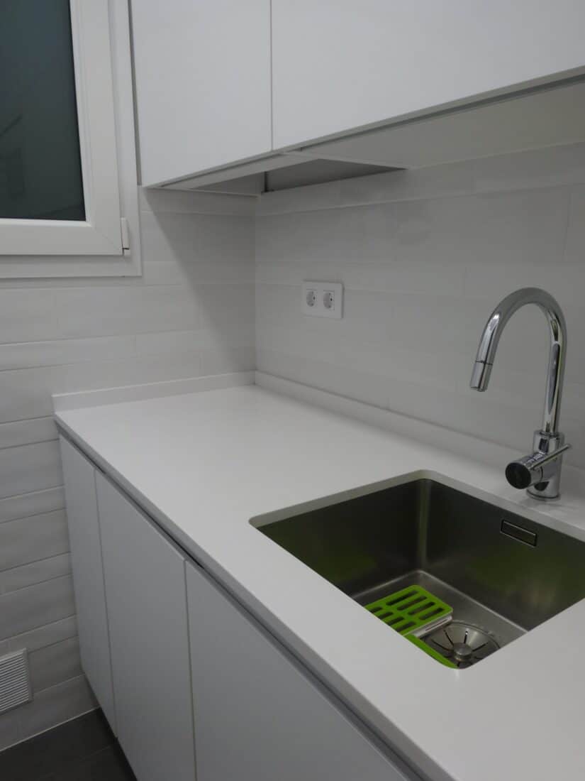 Una cocina completa blanca muy pequeña · foto 4