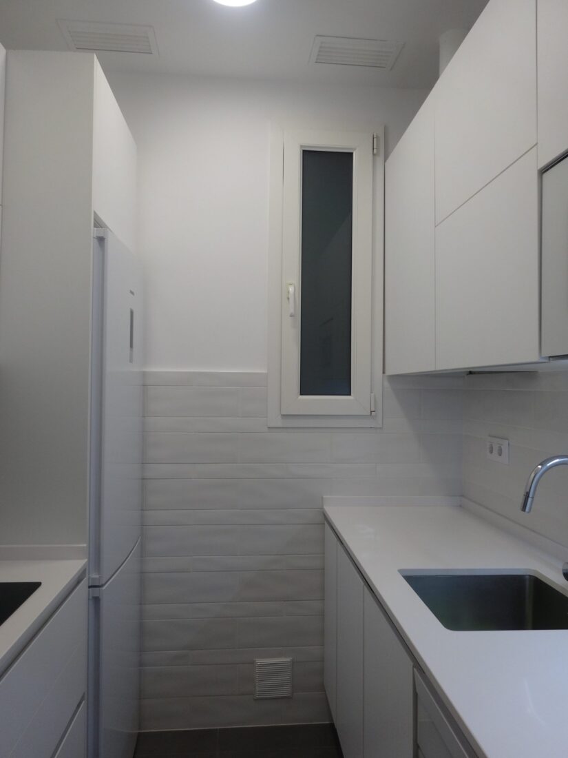 Una cocina completa blanca muy pequeña · foto 5