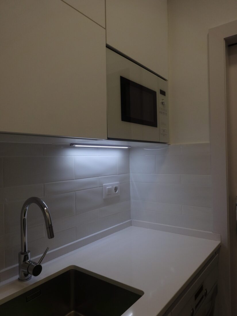 Una cocina completa blanca muy pequeña · foto 6