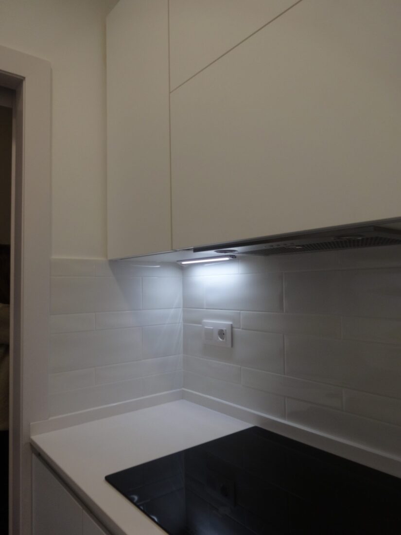 Una cocina completa blanca muy pequeña · foto 8