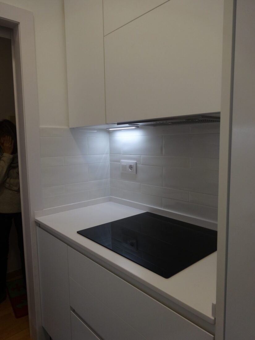 Una cocina completa blanca muy pequeña · foto 9